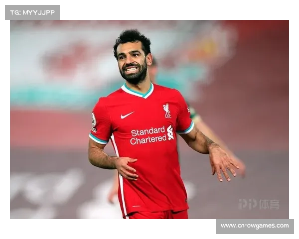 萨拉赫未进大名单,场边吃菠萝神态轻松自在 萨拉赫未进大名单,场边吃菠萝神态轻松自在