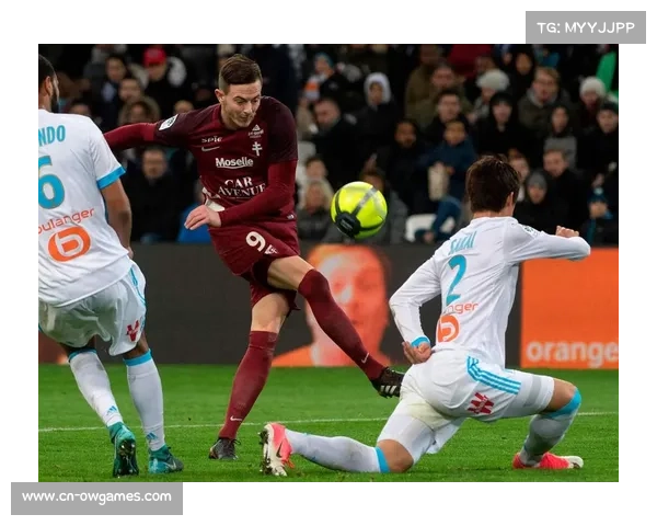 奥格斯堡主场球迷燃烟花助威，保级战意氛围浓厚